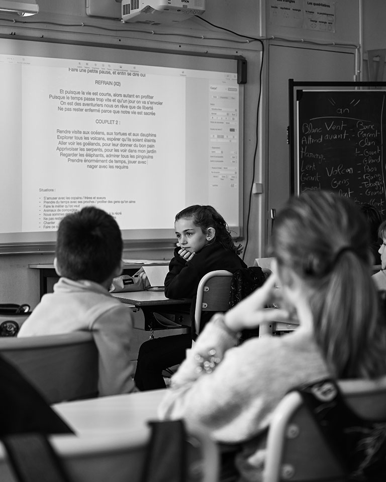 Photo des élèves de l'école Georges Brassens à Baraqueville lors d'un atelier avec Antes & Madzes