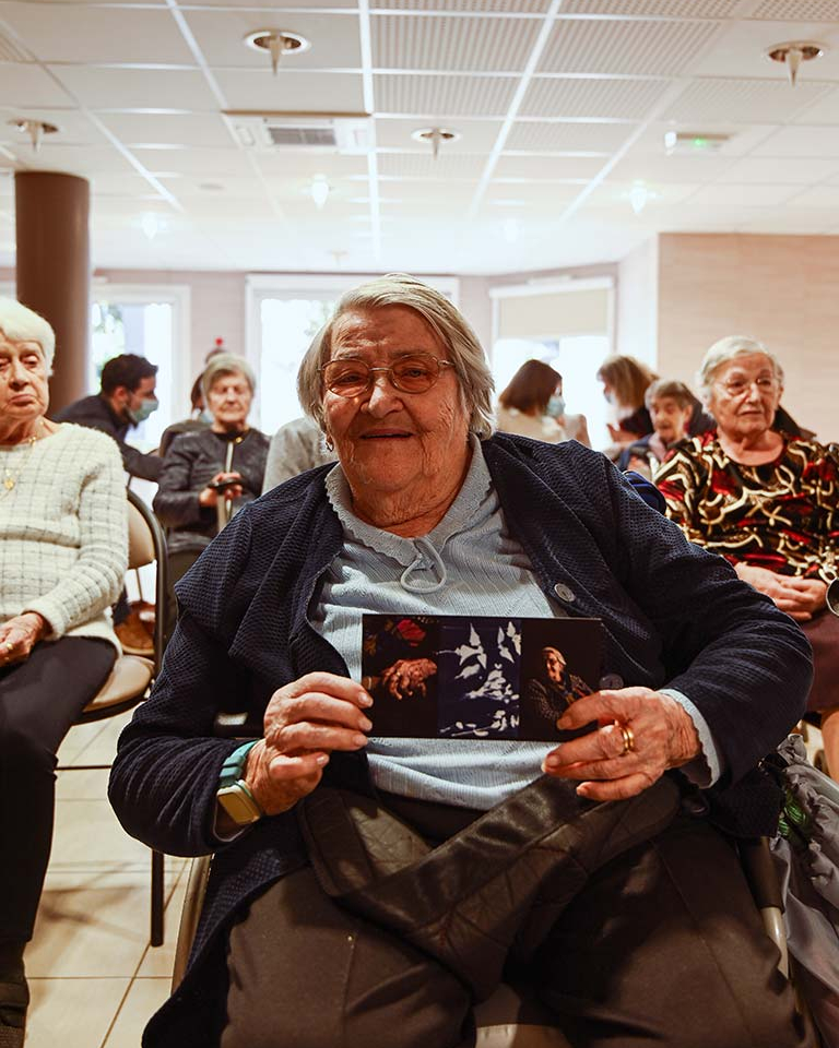 Photo d'une participante au projet avec sa création