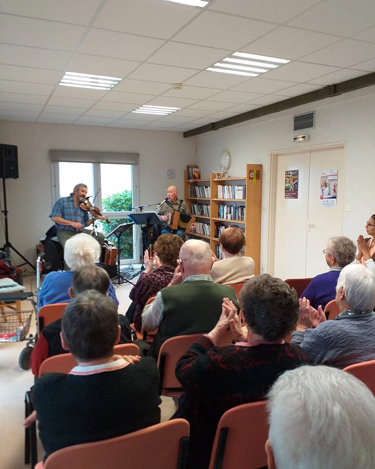 Photo des ainés devant le concert