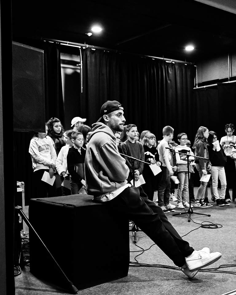 Photo du groupe Antes & Madzes lors de la restitution des ateliers menés dans les écoles